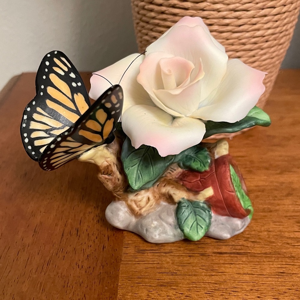 Avon 2003 SOURCE OF FINE COLLECTIBLES Porcelain Monarch Butterfly & Rose